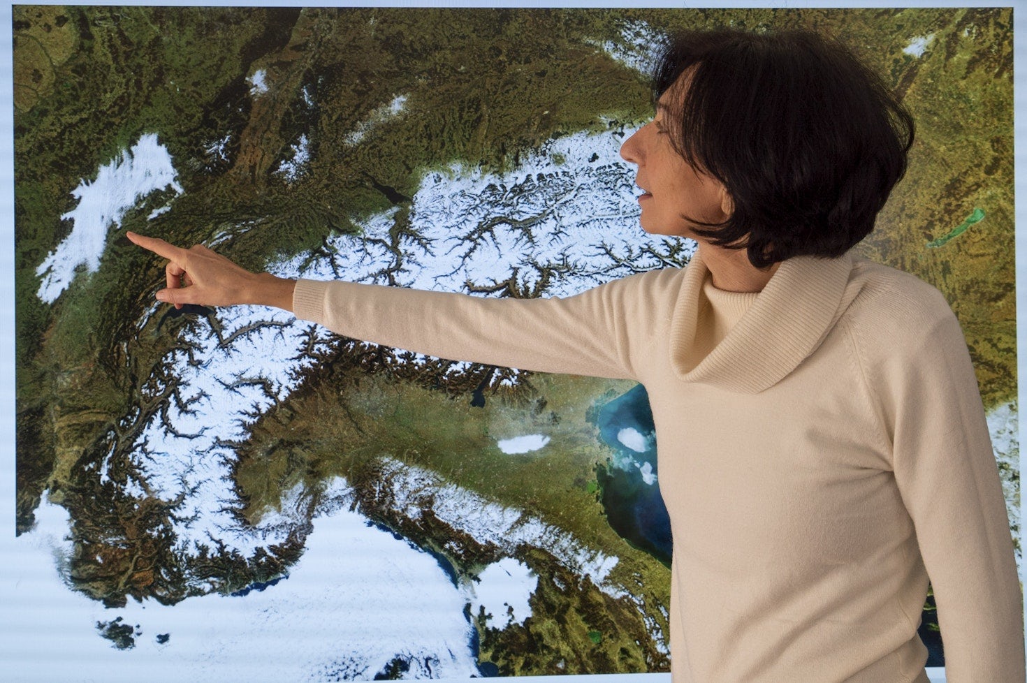 Claudia Notarnicola sta mostrando la situazione della copertura nevosa nelle Alpi sulla base di immagini satellitari.