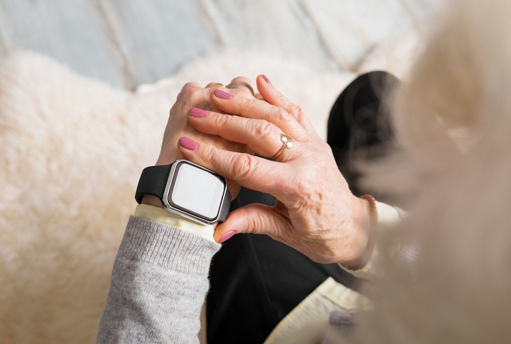 Ältere Menschen zwischen Smartwatch und Pflegeroboter?